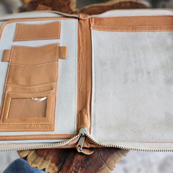 Santa Fe Columbian leather tablet and note case - Picture 3 of 4